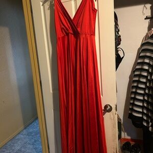 Chic Scarlet Prom Dress (L)